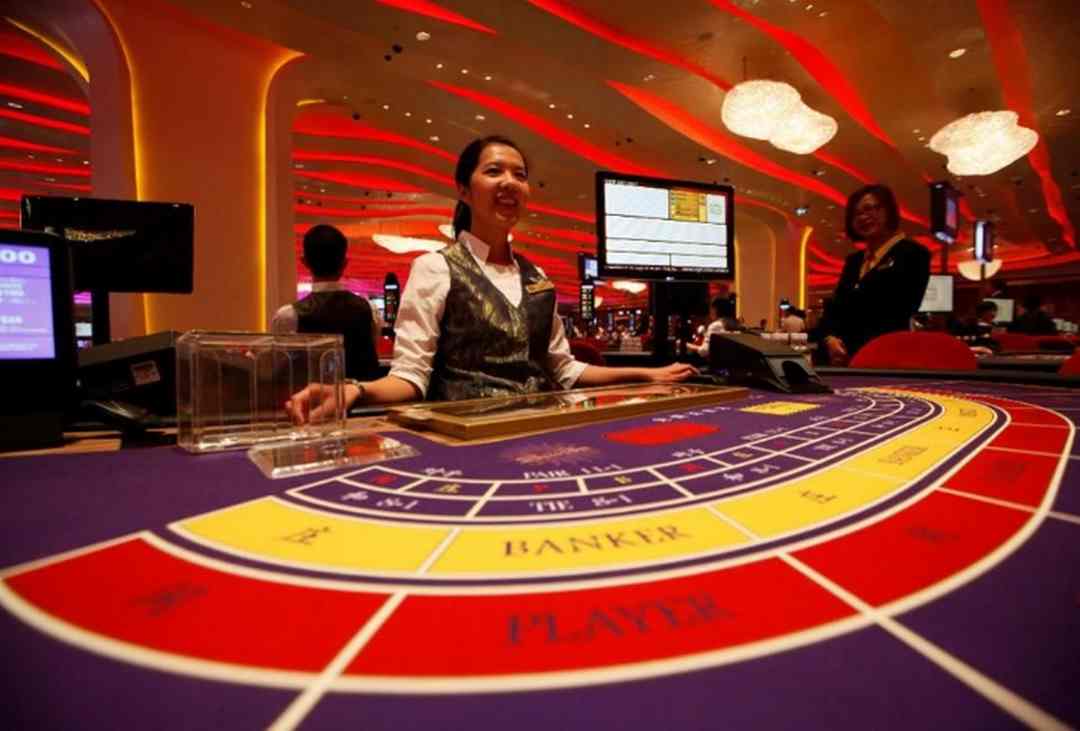 Không gian sòng casino sang trọng và thoáng mát